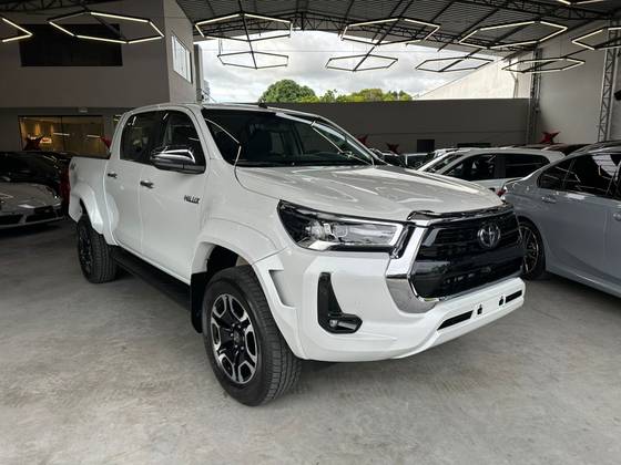 TOYOTA HILUX 2.8 D-4D TURBO DIESEL CD SRX PLUS 4X4 AUTOMÁTICO